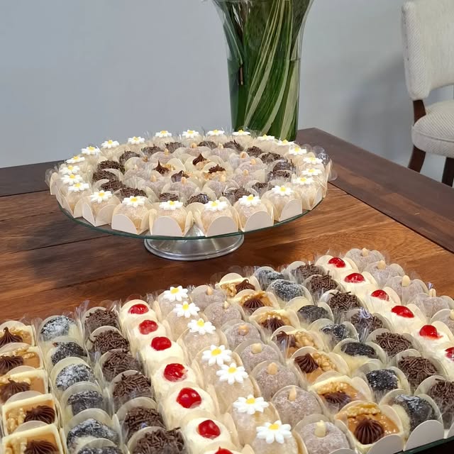 Seleção de doces finos da Adriana Marques em bandejas para celebração em Caçador